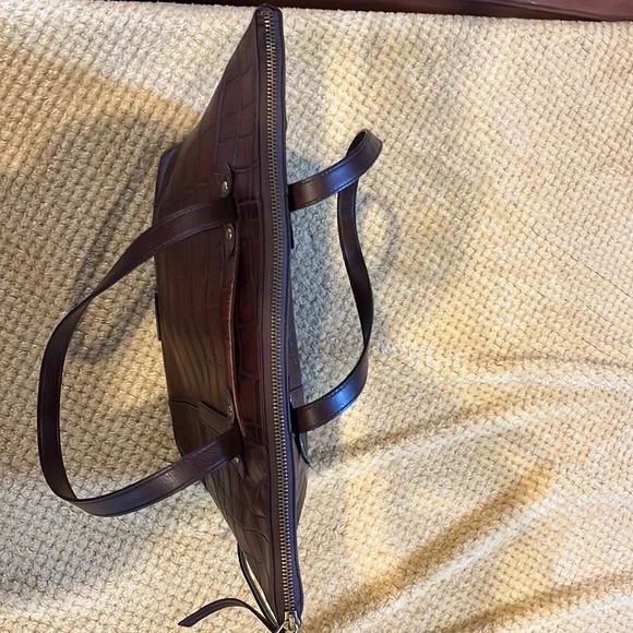 Elegant Croc-Embossed Leather Shoulder Bag in Deep Brown - Picture 4 of 5